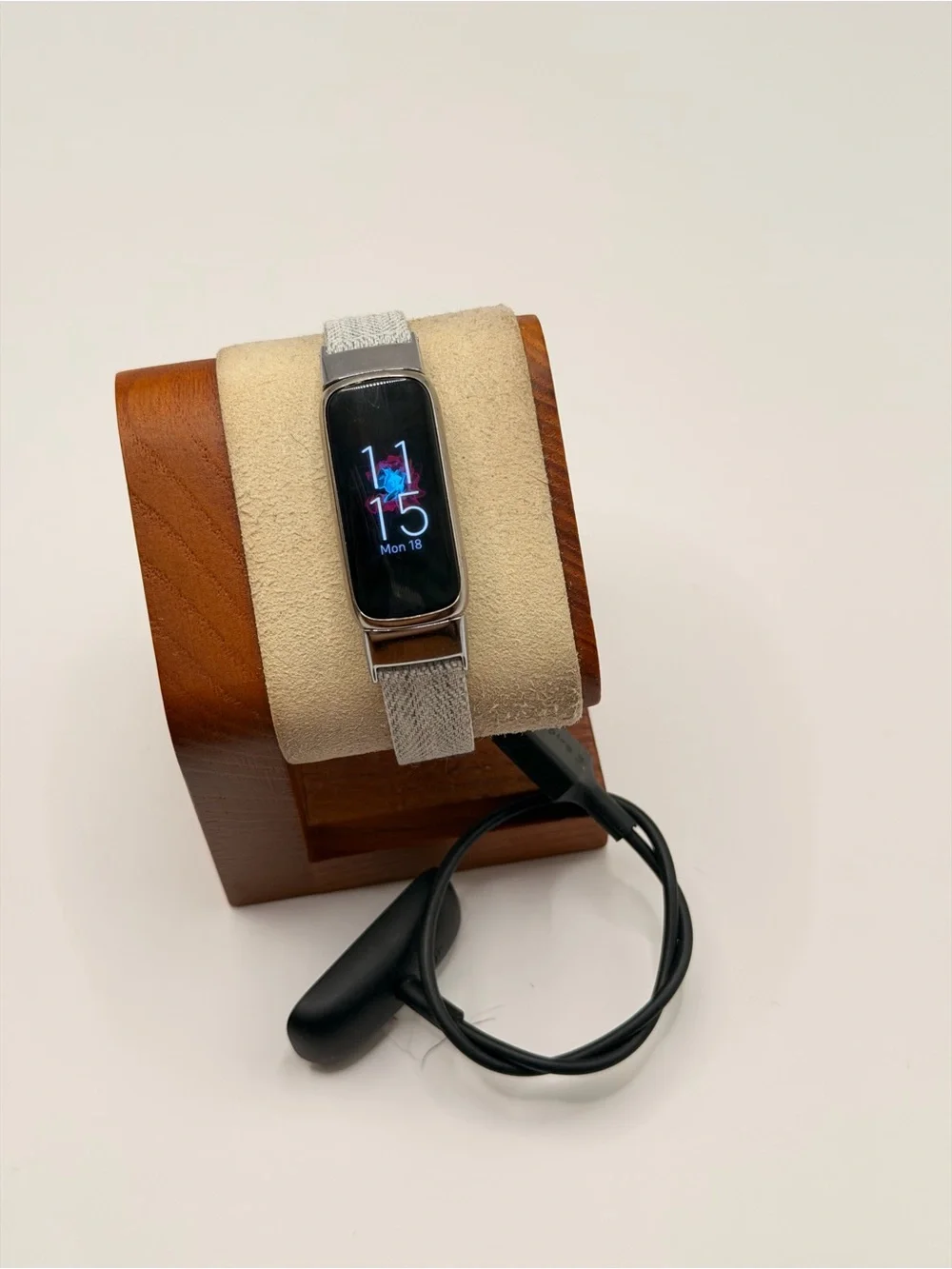 Fitbit‎ Luxe, Tested, Chrome Case, Rare Color, Charger Included, New Band